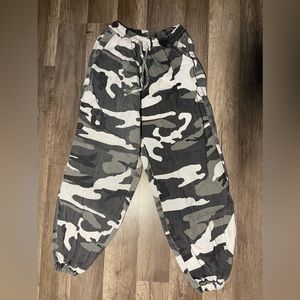 Women’s extra small, black camo cargo pants